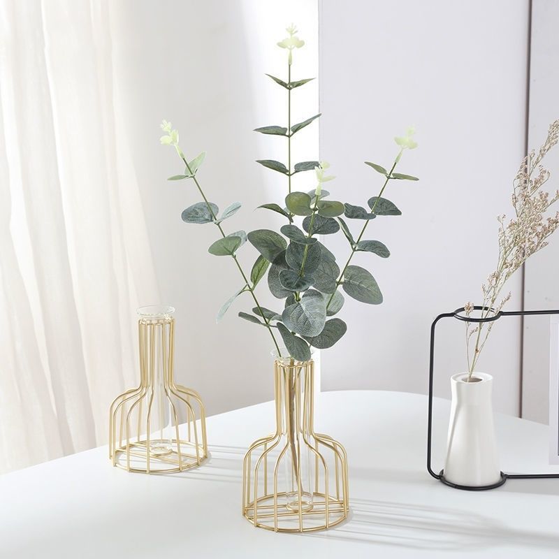 Elegante jarrón decorativo de hierro con tubo de ensayo