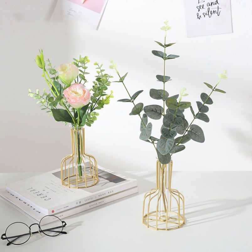 Elegante jarrón decorativo de hierro con tubo de ensayo